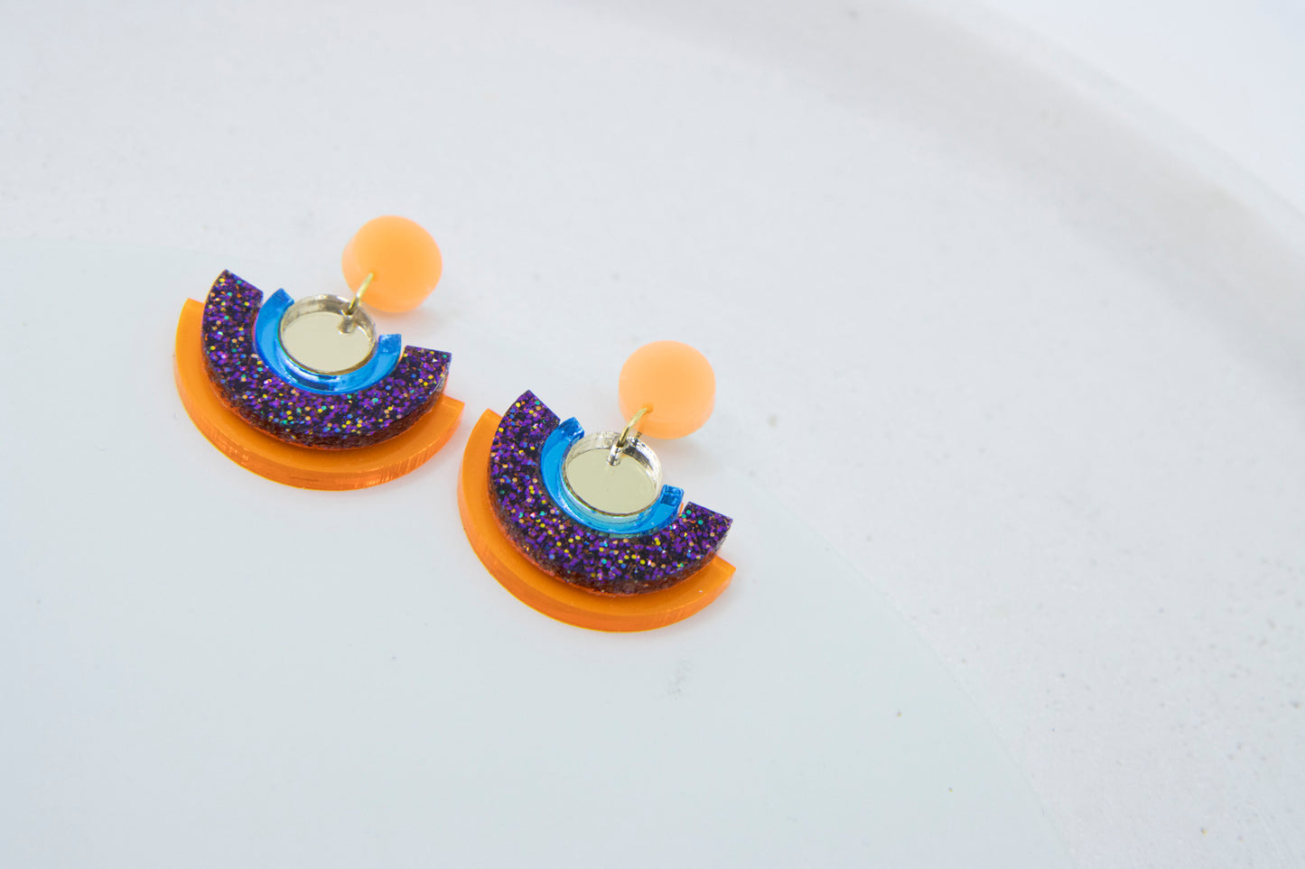 Neon acrylglasohrringe BINA – mit Glitter
