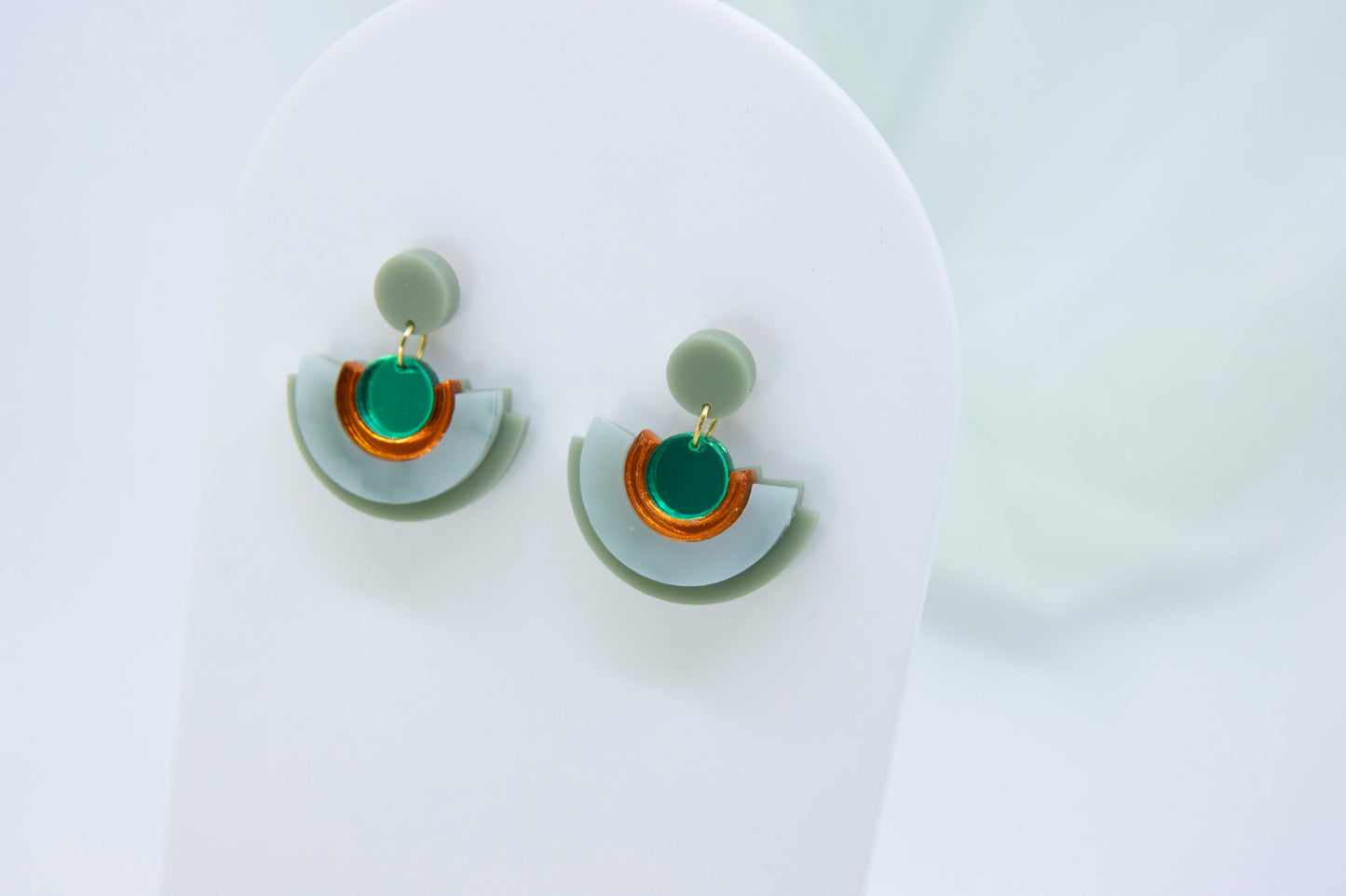 geometrische acrylglasohrringe BINA – grün orange