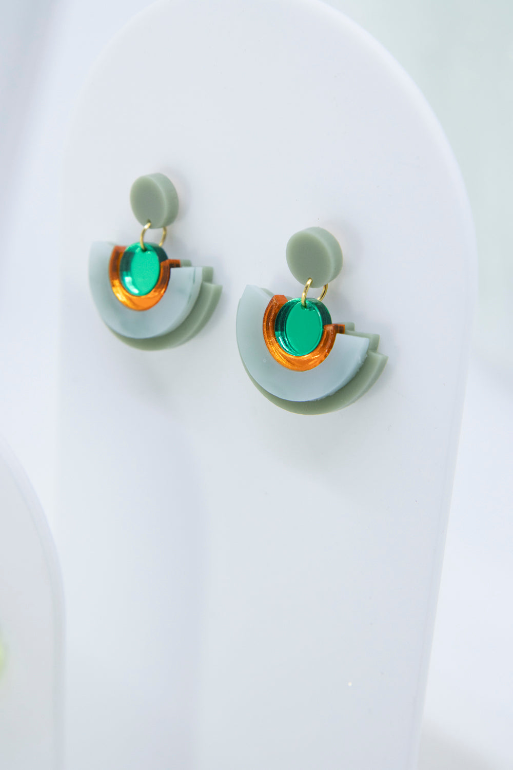geometrische acrylglasohrringe BINA – grün orange