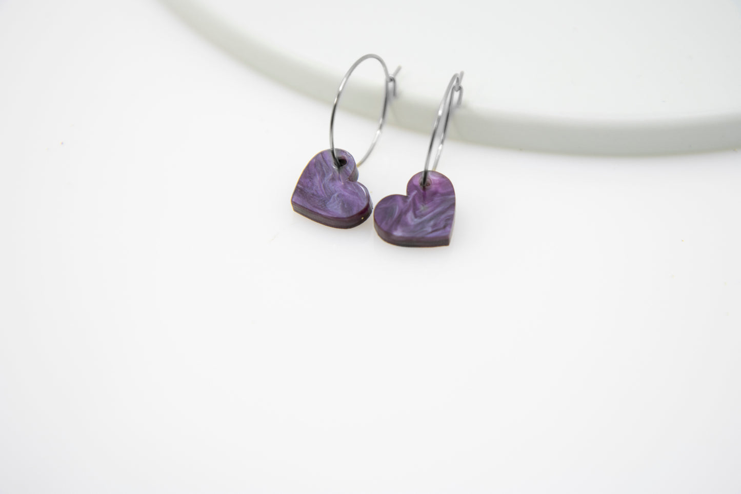 Filigree hoop earrings with heart pendant made of acrylic