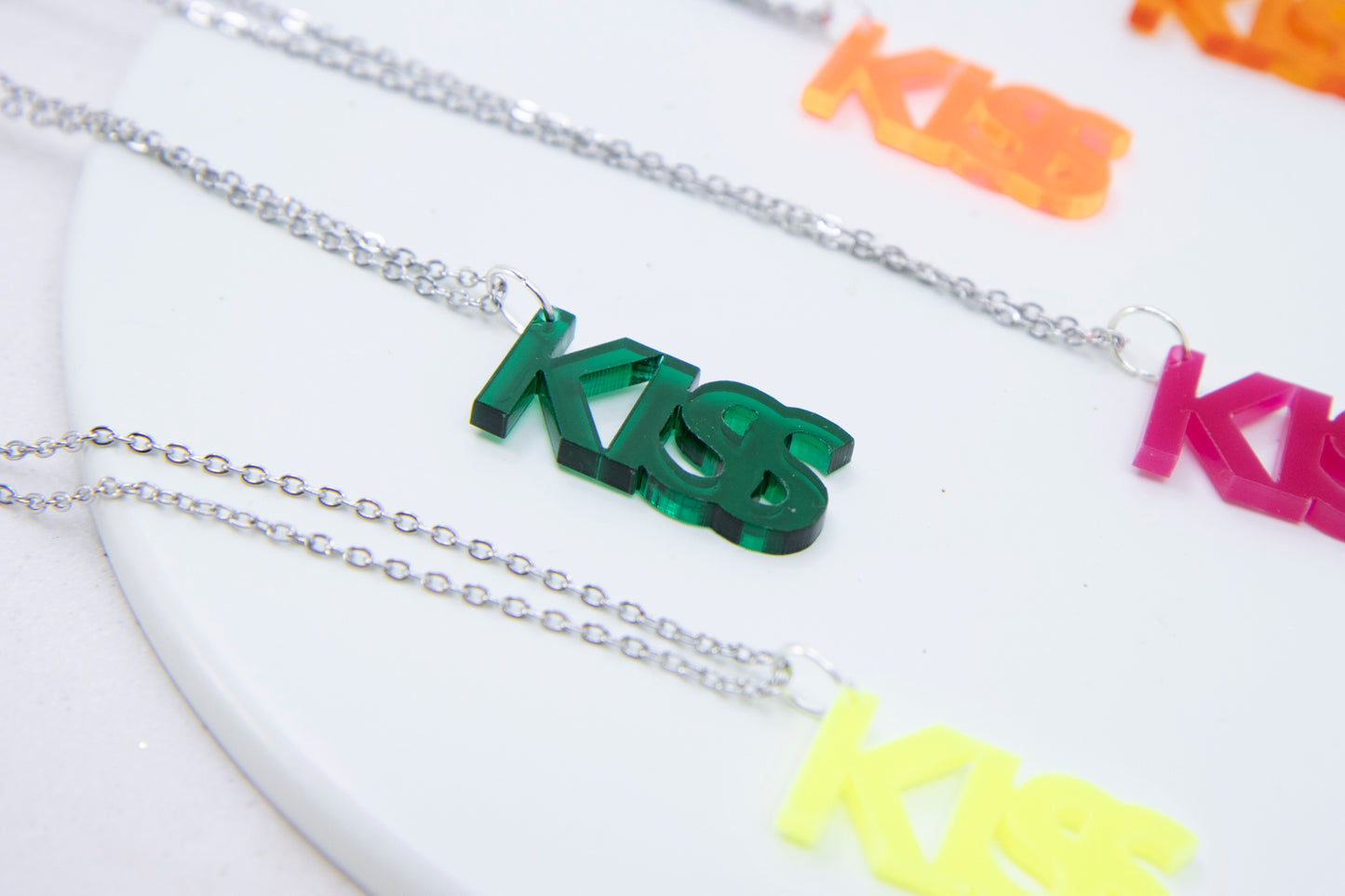 Worddrops KISS – Statement Text kette aus Acrylglas
