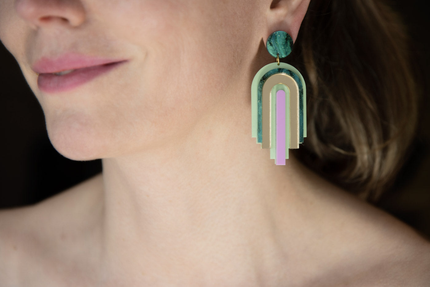 MINA Ohrringe – Mintgrün & Emerald Geometrische bogenform