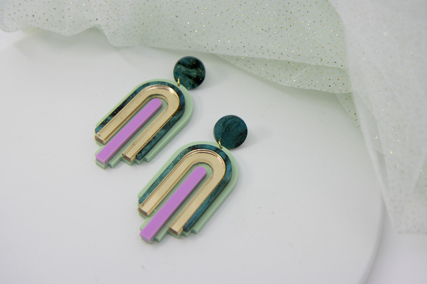 MINA Ohrringe – Mintgrün & Emerald Geometrische bogenform