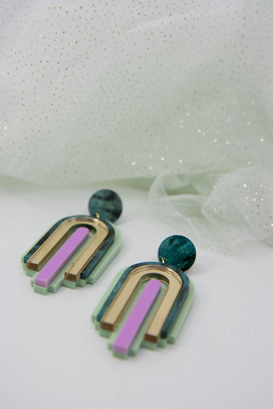 MINA Ohrringe – Mintgrün & Emerald Geometrische bogenform