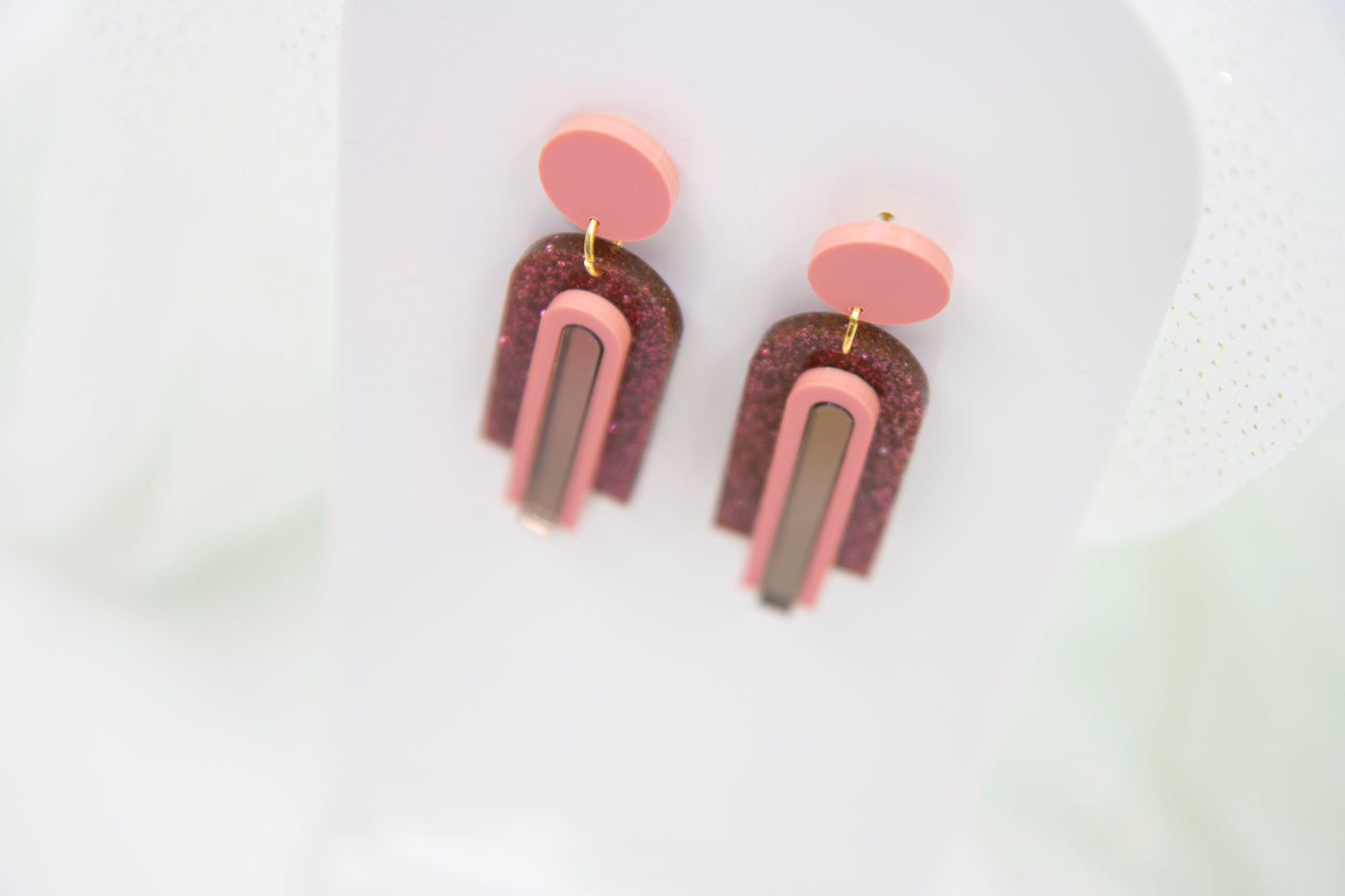 GINA – Glitzernde Acryl Ohrringe in Dunkelrot, Rosa und Bronze