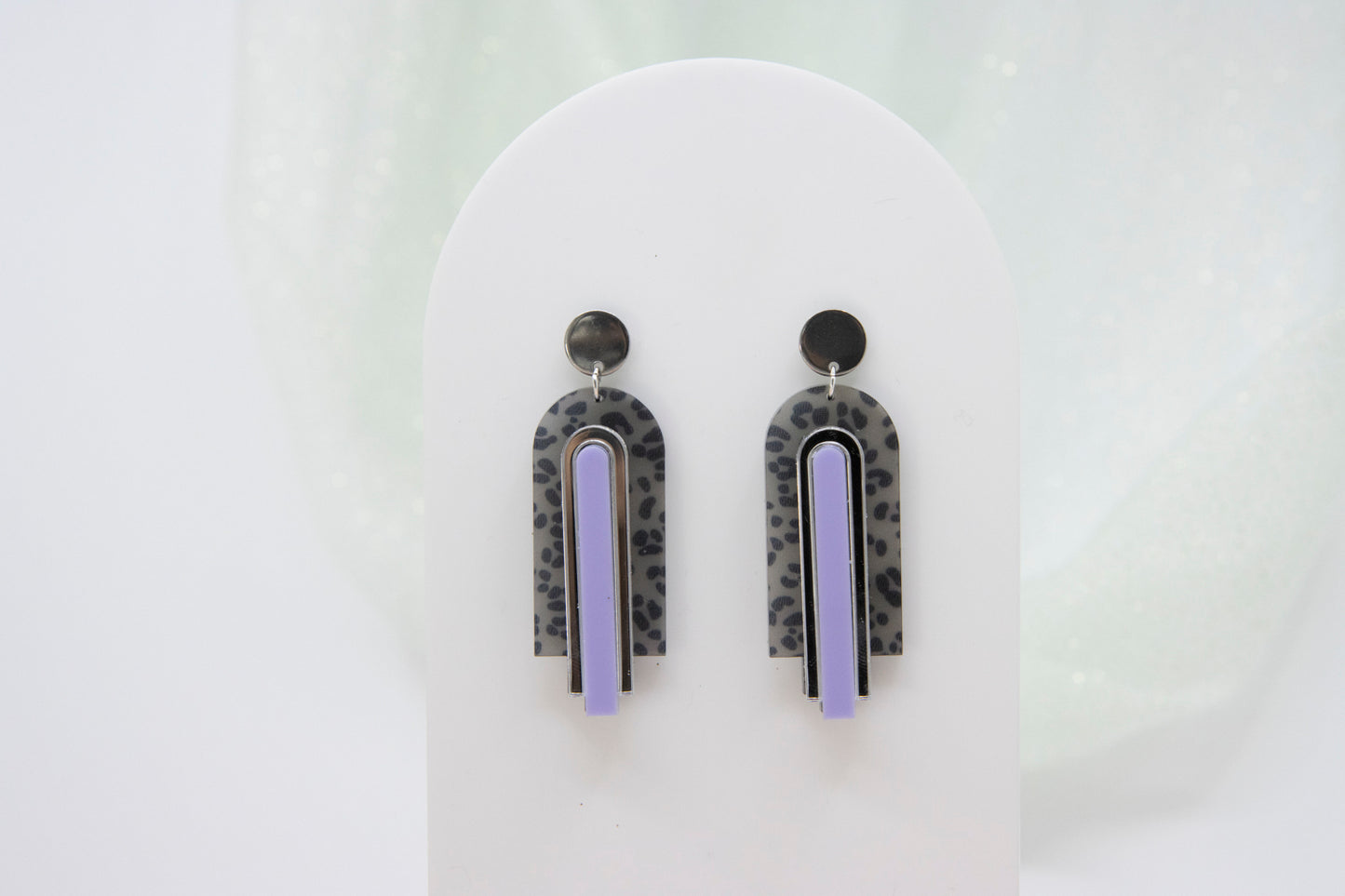 Leopard statement earrings made of acrylic with purple accents