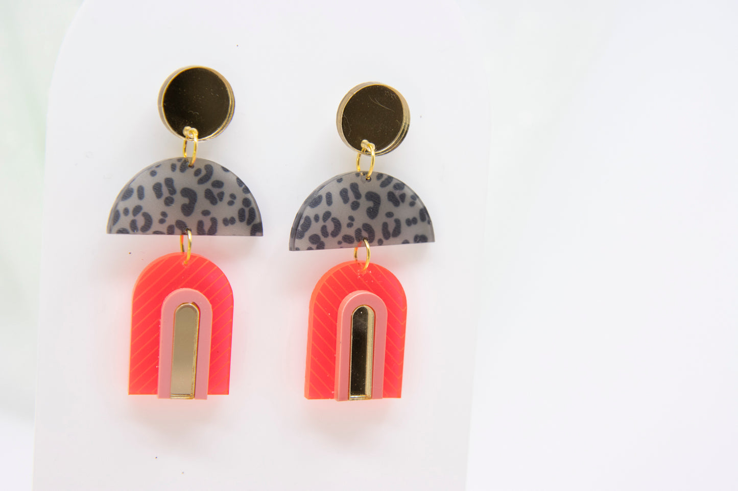LUMIÈRE – Art-Déco Ohrringe neon rot mit Leo Muster