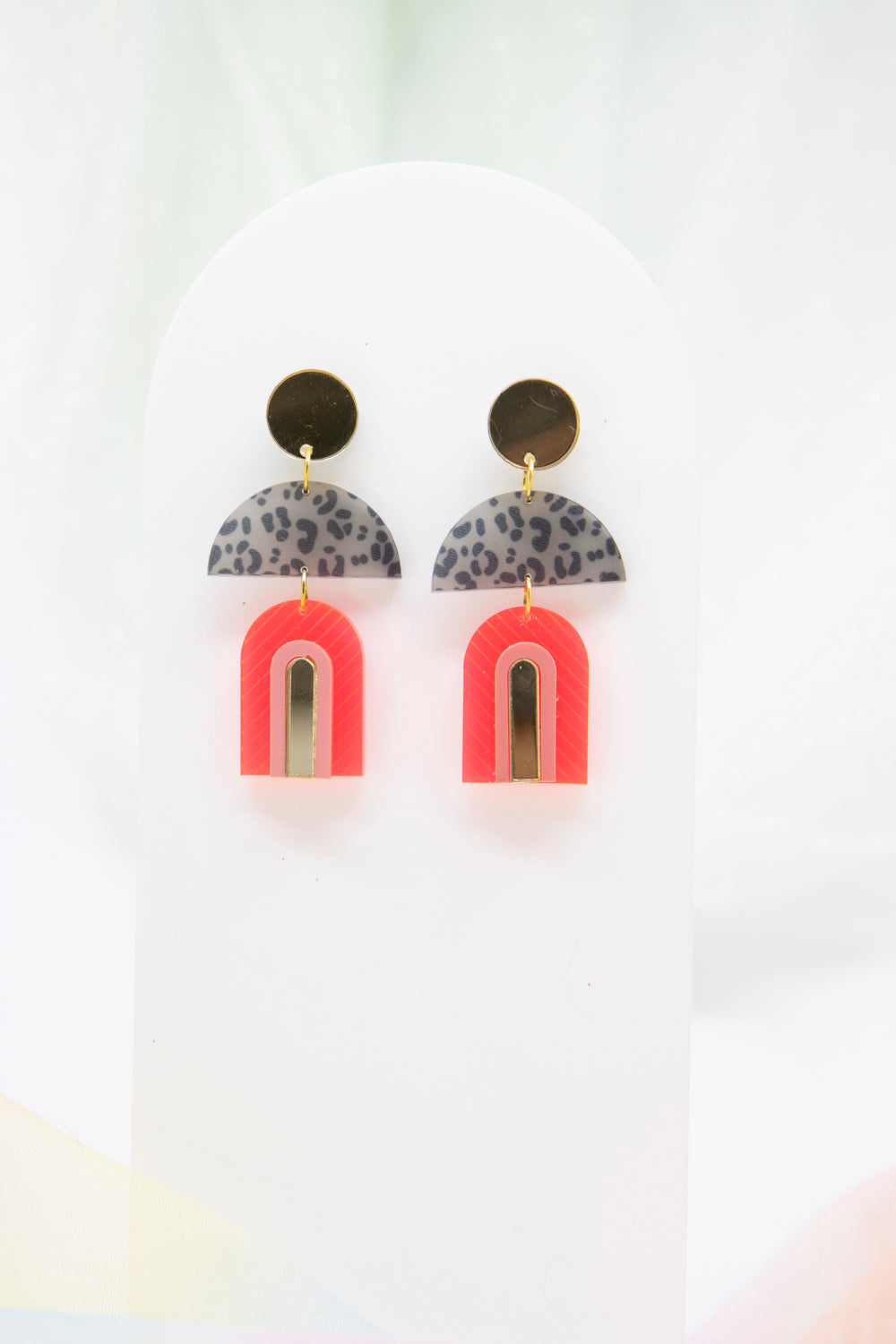 LUMIÈRE – Art-Déco Ohrringe neon rot mit Leo Muster