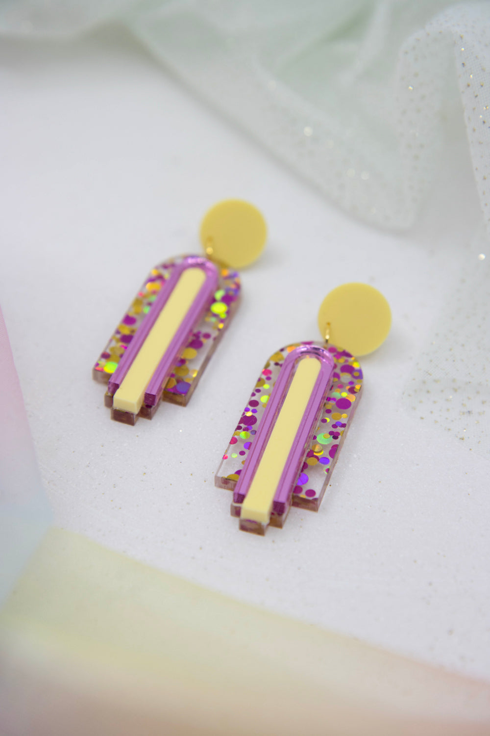 Geometric arch statement earrings "GINA" – glitter pink/purple