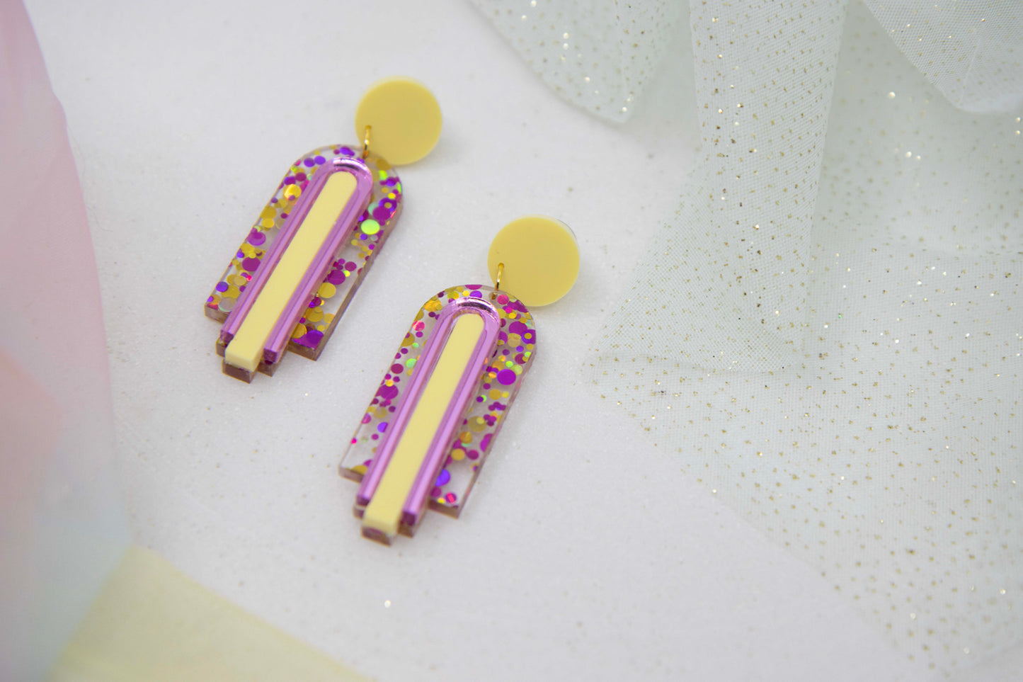 Geometric arch statement earrings "GINA" – glitter pink/purple