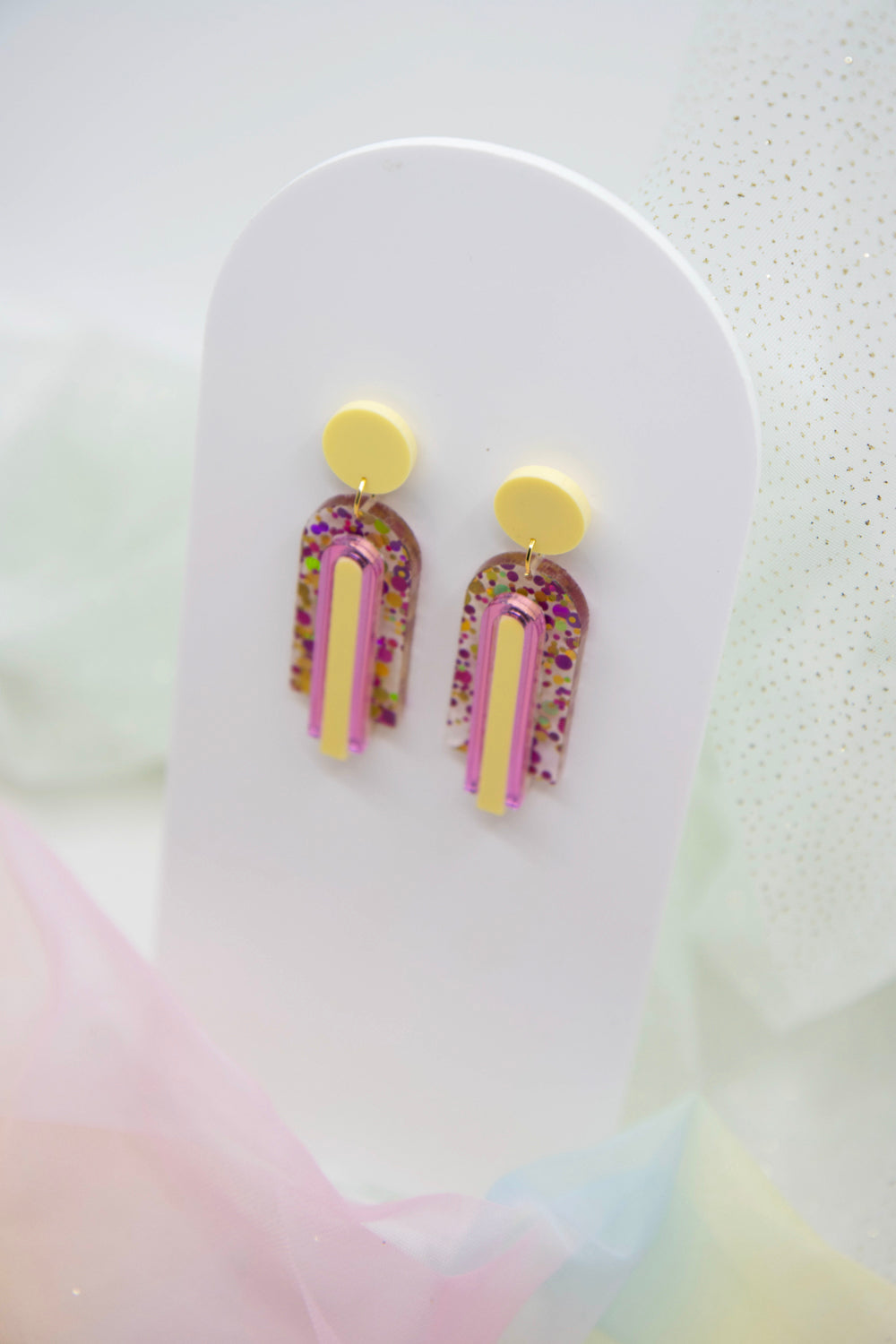 Geometric arch statement earrings "GINA" – glitter pink/purple