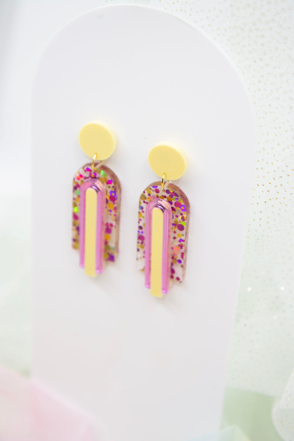Geometric arch statement earrings "GINA" – glitter pink/purple