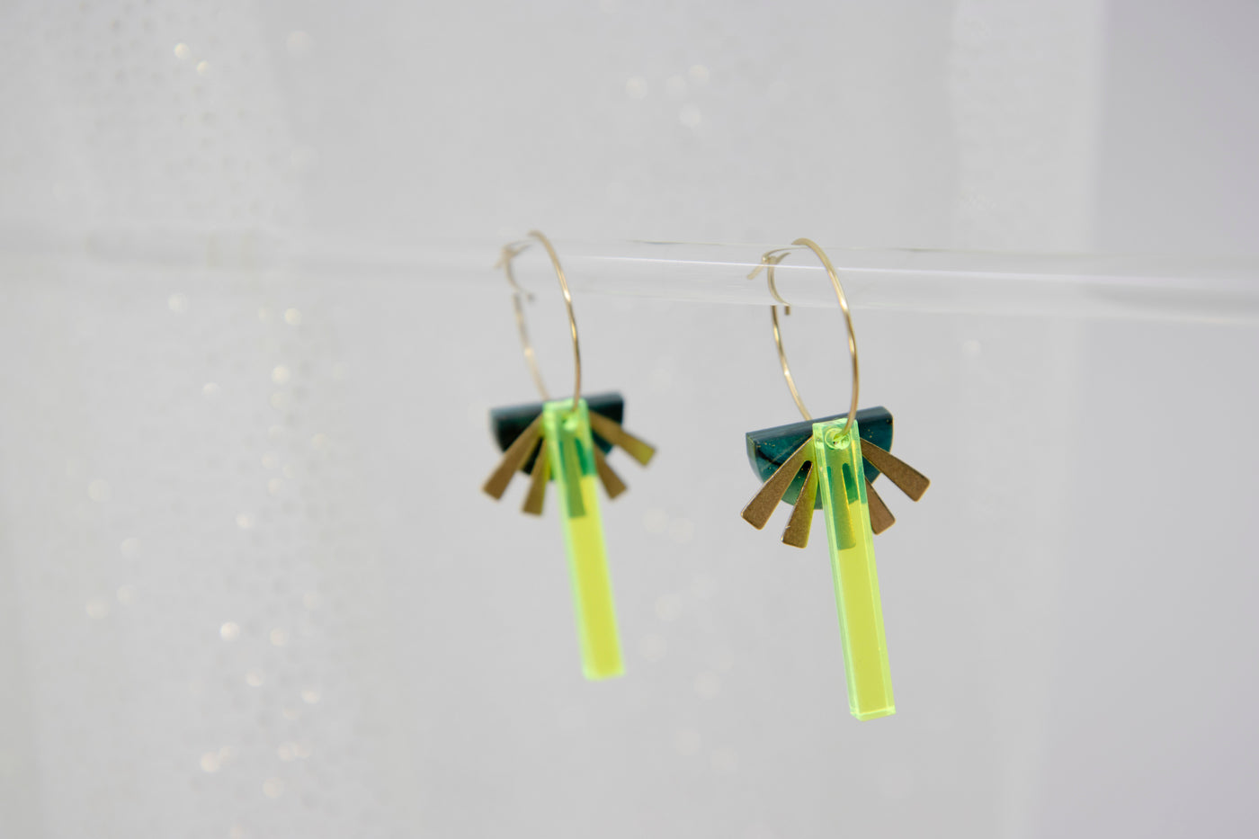 Geometrische Creolen aus recyceltem Neon Acryl irisierend mit Dreieck (Kopie)