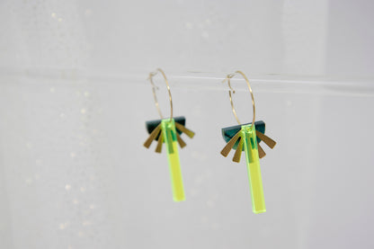 Geometrische Creolen aus recyceltem Neon Acryl irisierend mit Dreieck (Kopie)