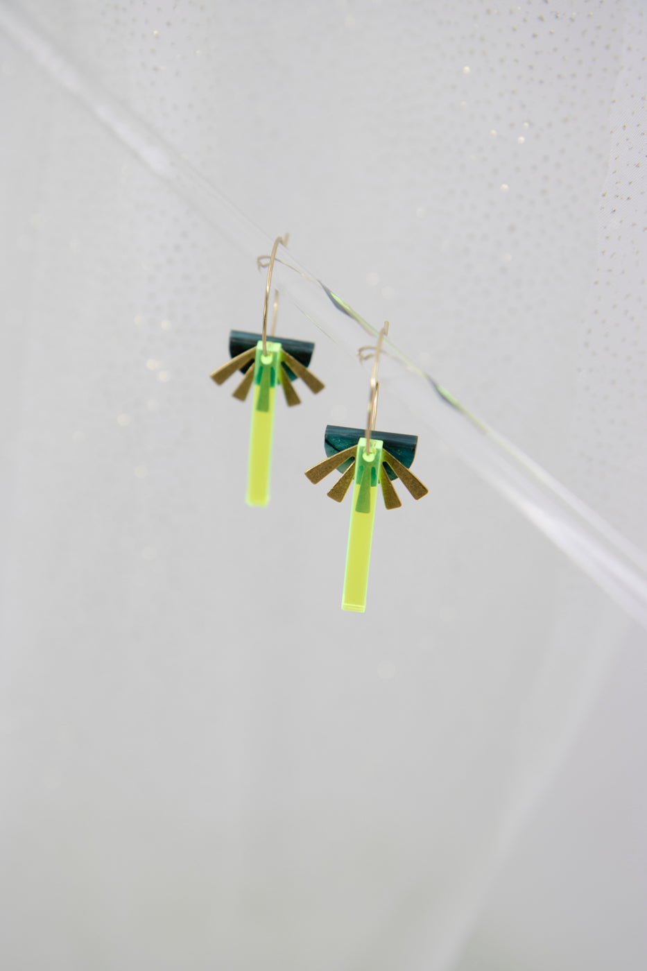 Geometrische Creolen aus recyceltem Neon Acryl irisierend mit Dreieck (Kopie)