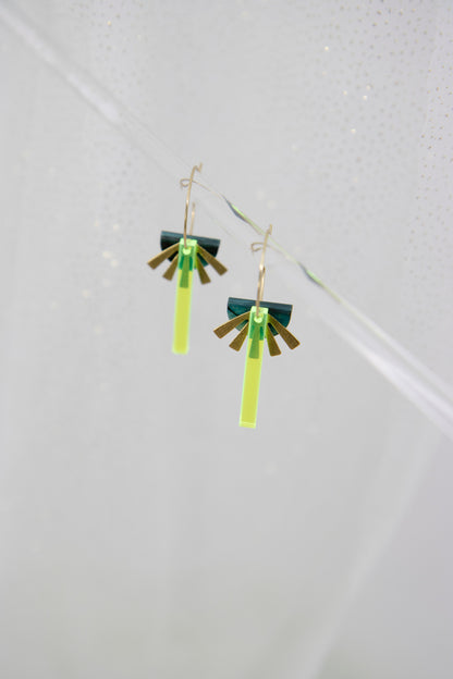 Geometrische Creolen aus recyceltem Neon Acryl irisierend mit Dreieck (Kopie)