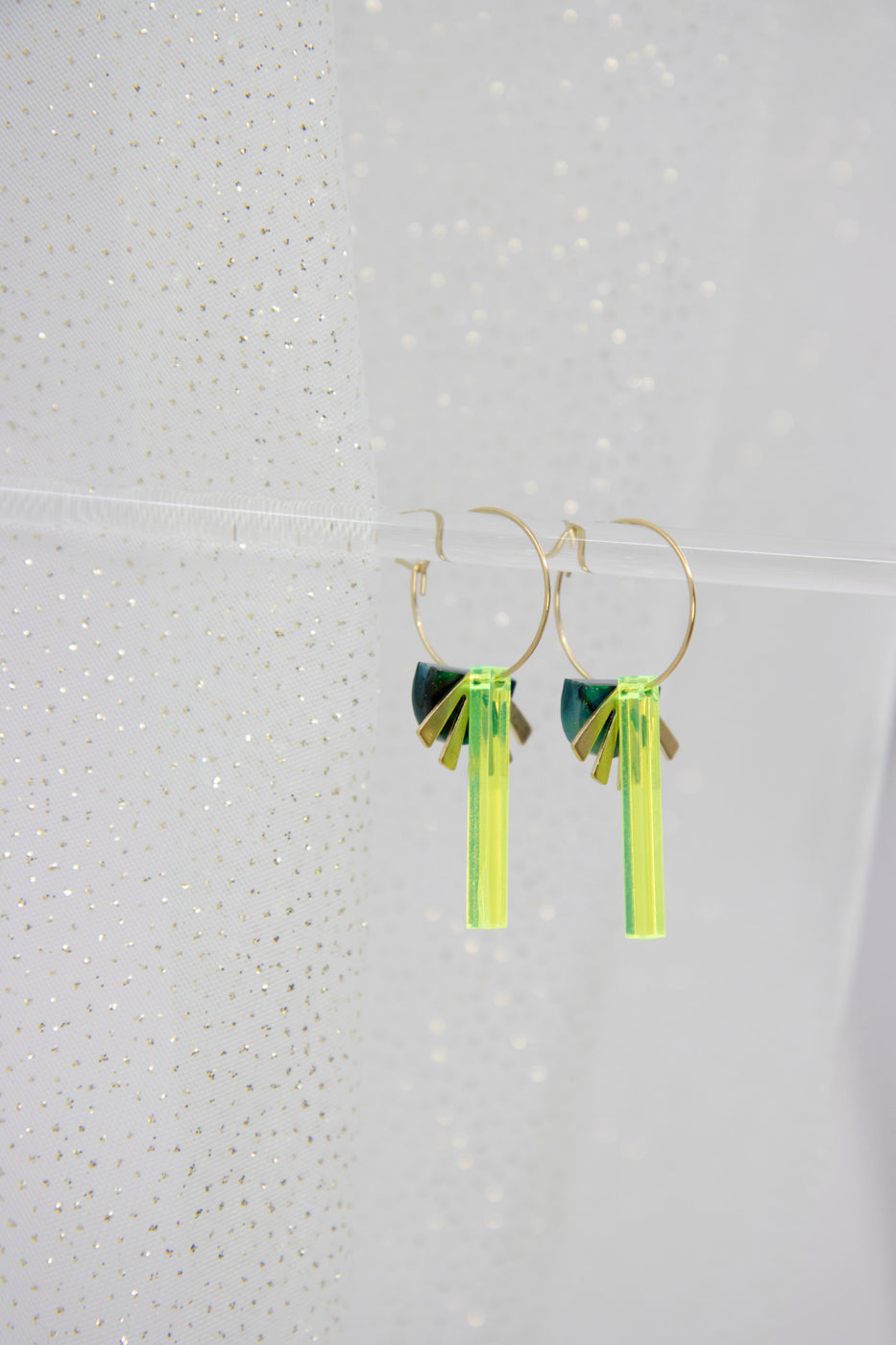 Geometrische Creolen aus recyceltem Neon Acryl irisierend mit Dreieck (Kopie)