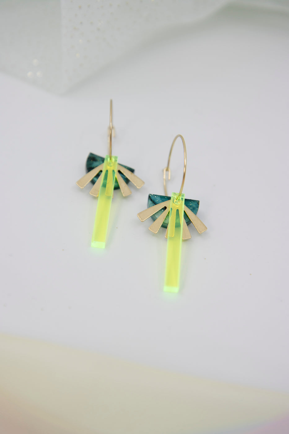 Geometrische Creolen aus recyceltem Neon Acryl irisierend mit Dreieck (Kopie)