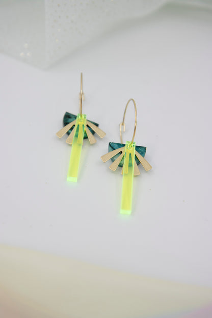 Geometrische Creolen aus recyceltem Neon Acryl irisierend mit Dreieck (Kopie)