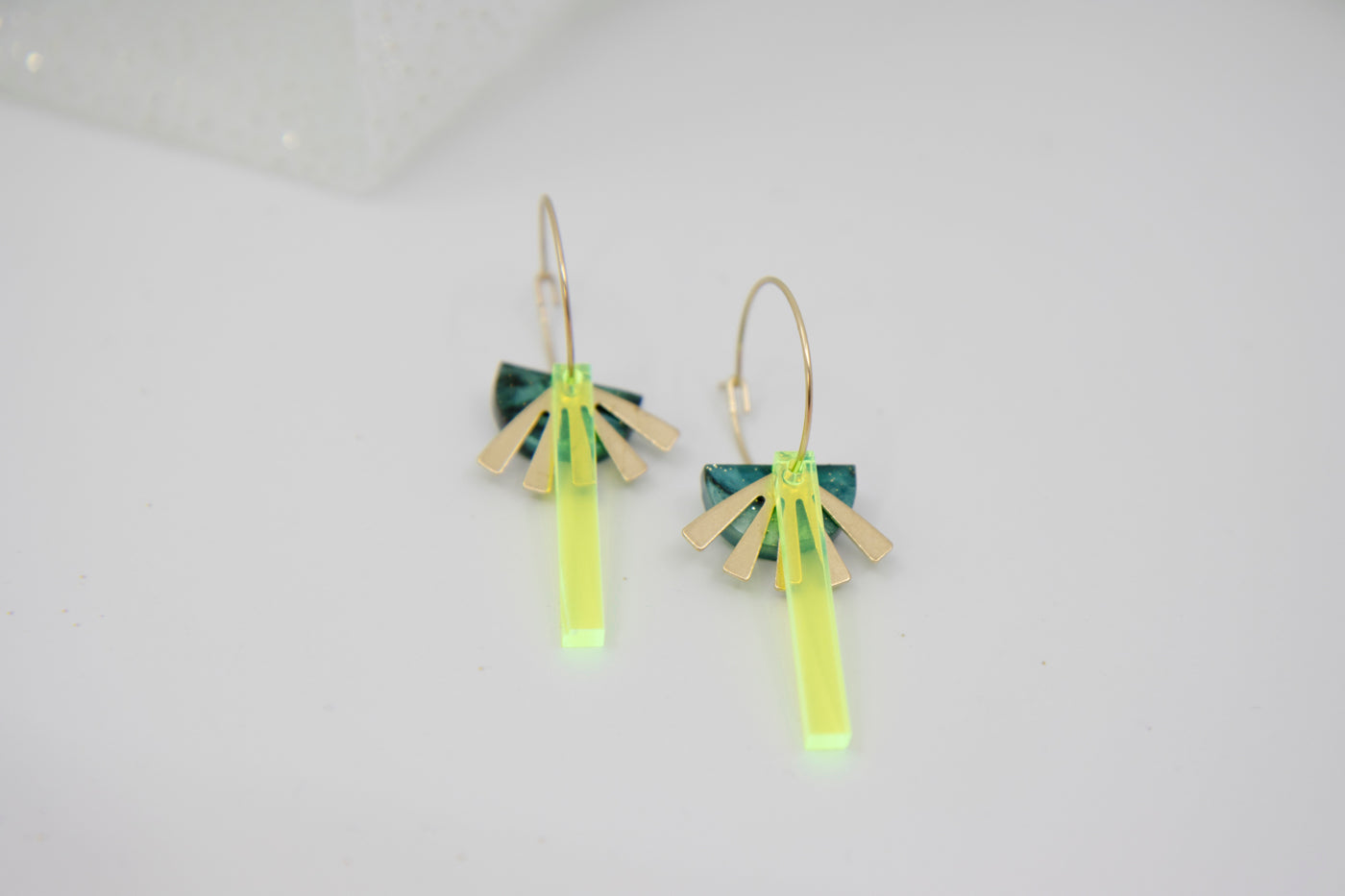 Geometrische Creolen aus recyceltem Neon Acryl irisierend mit Dreieck (Kopie)