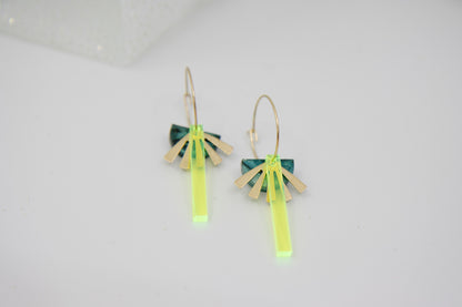 Geometrische Creolen aus recyceltem Neon Acryl irisierend mit Dreieck (Kopie)