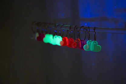Filigrane Creolen mit NEON Herz Anhänger aus Acryl