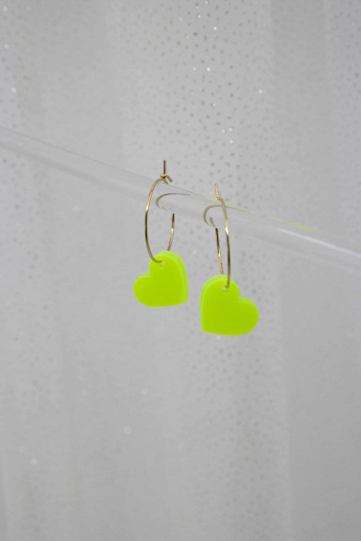 Filigrane Creolen mit NEON Herz Anhänger aus Acryl