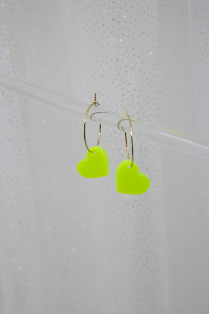 Filigrane Creolen mit NEON Herz Anhänger aus Acryl