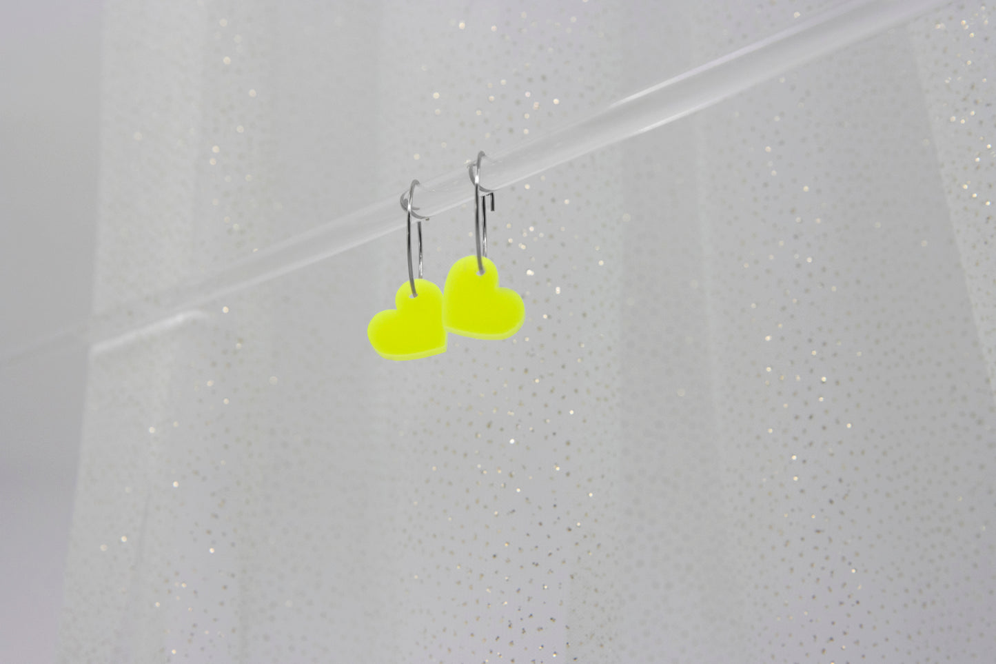 Filigrane Creolen mit NEON Herz Anhänger aus Acryl