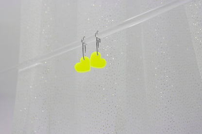Filigrane Creolen mit NEON Herz Anhänger aus Acryl