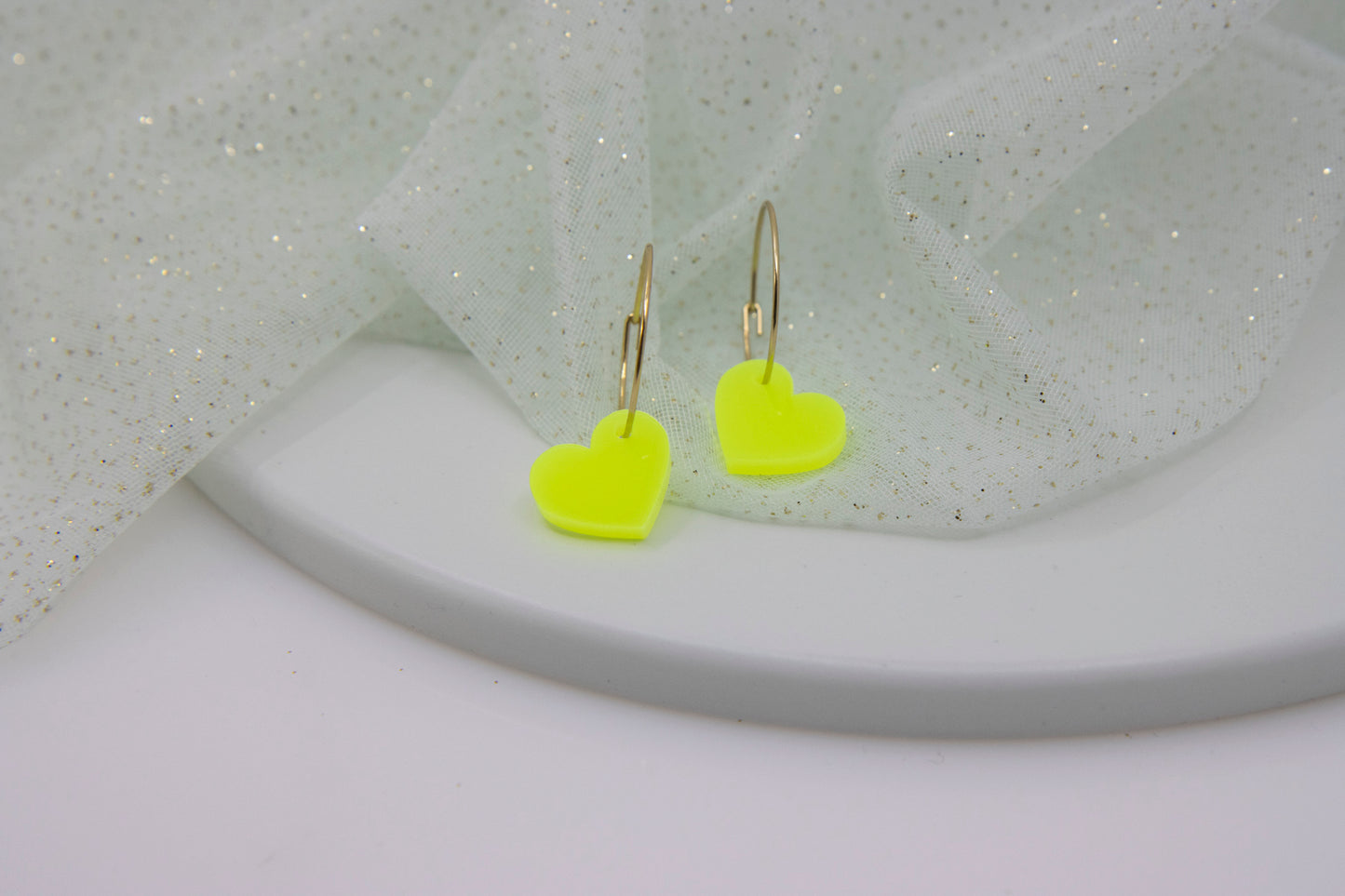 Filigrane Creolen mit NEON Herz Anhänger aus Acryl