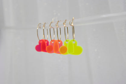 Filigrane Creolen mit NEON Herz Anhänger aus Acryl