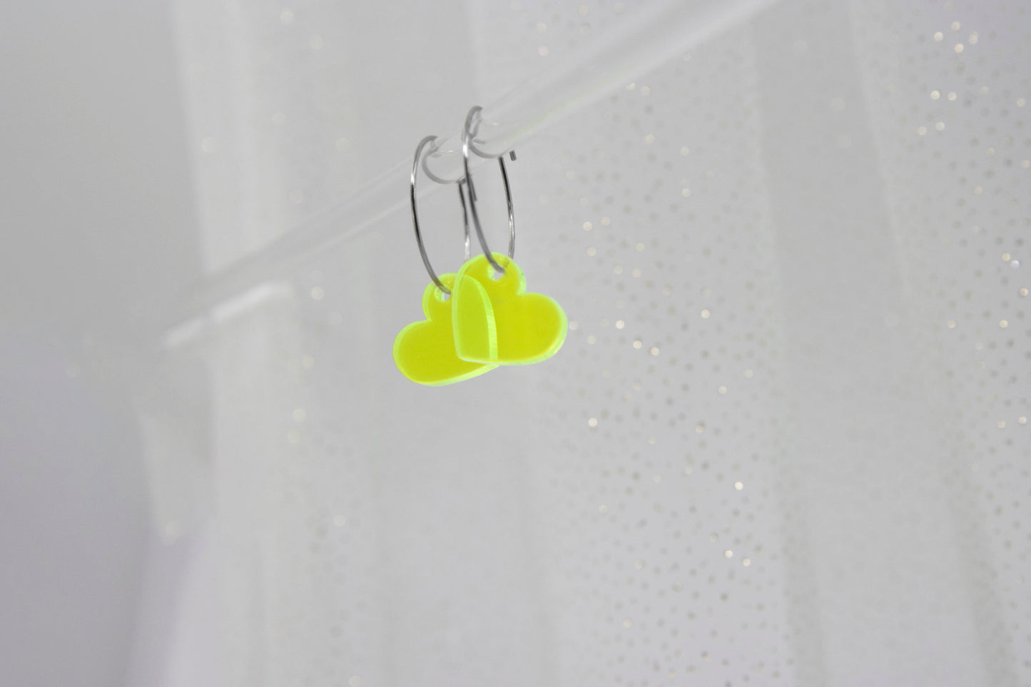 Filigrane Creolen mit NEON Herz Anhänger aus Acryl