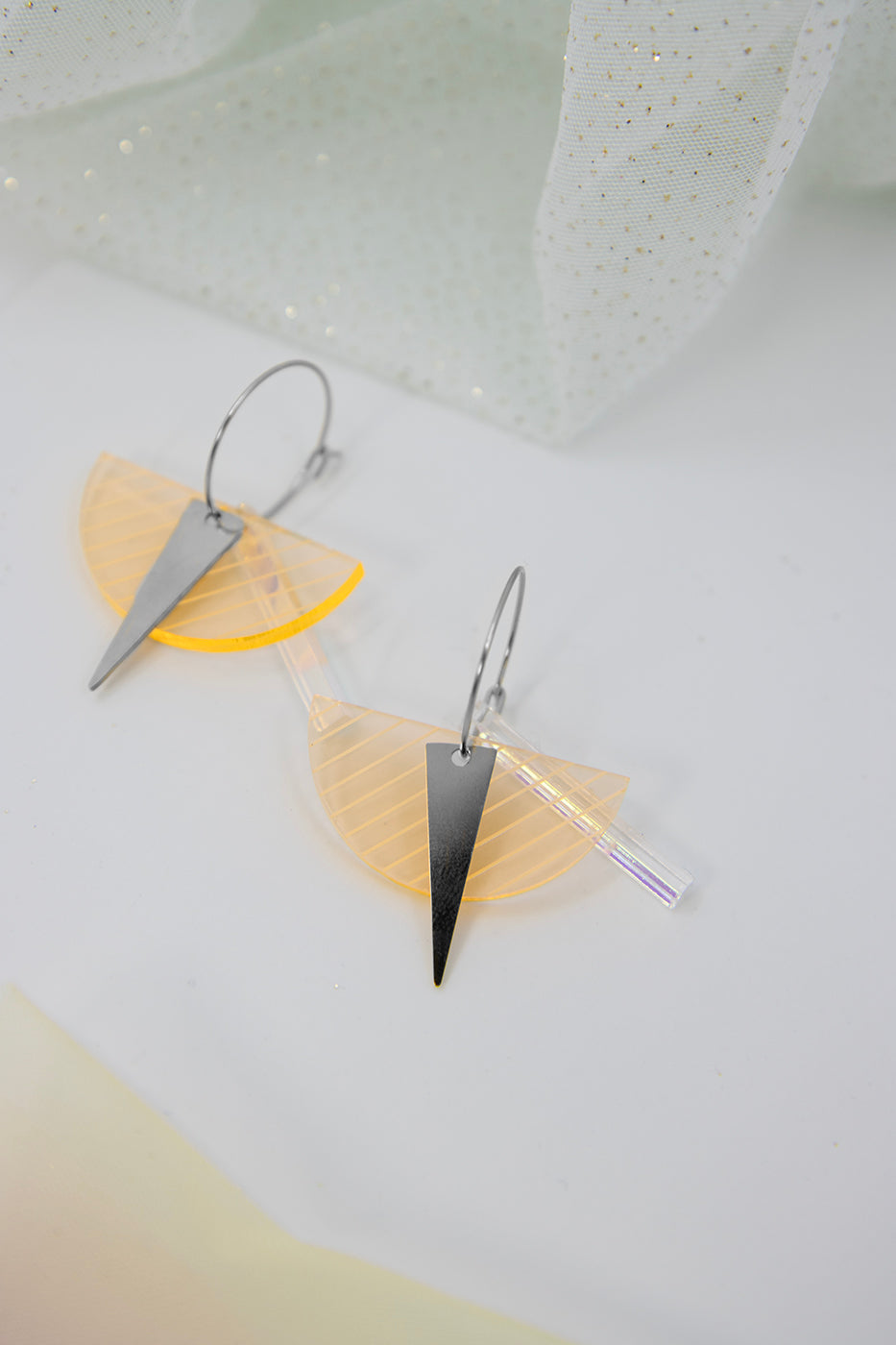 Geometrische Creolen aus recyceltem Neon Acryl irisierend mit Dreieck