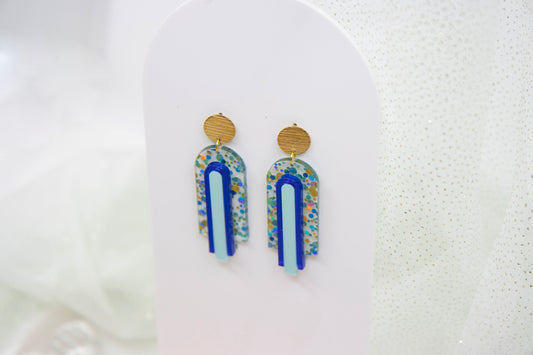 Geometrische Bogen statement Ohrstecker "GINA" – glitter blau