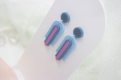 Geometrische Bogen statement Ohrstecker "GINA" – Blau Lila