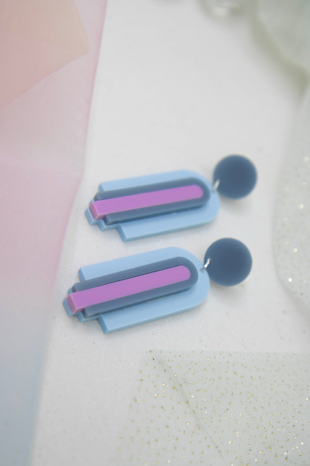 Geometrische Bogen statement Ohrstecker "GINA" – Blau Lila