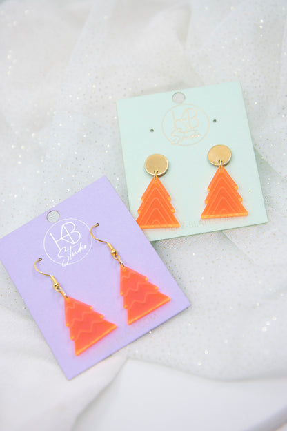 Weihnachtsbaum-Ohrringe aus Acryl – Neon Rot mit Gravur