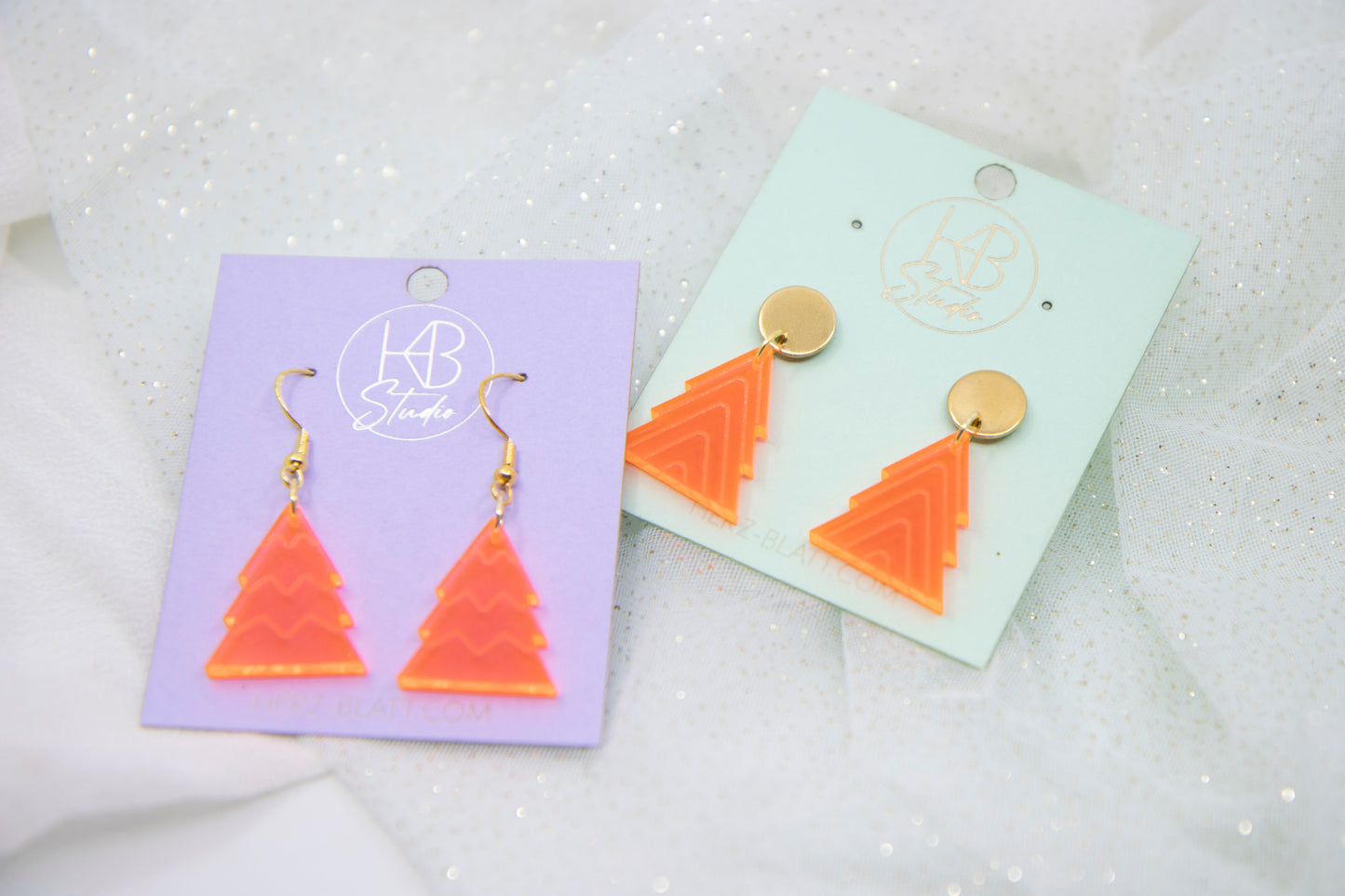 Weihnachtsbaum-Ohrringe aus Acryl – Neon Rot mit Gravur