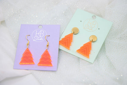 Weihnachtsbaum-Ohrringe aus Acryl – Neon Rot mit Gravur