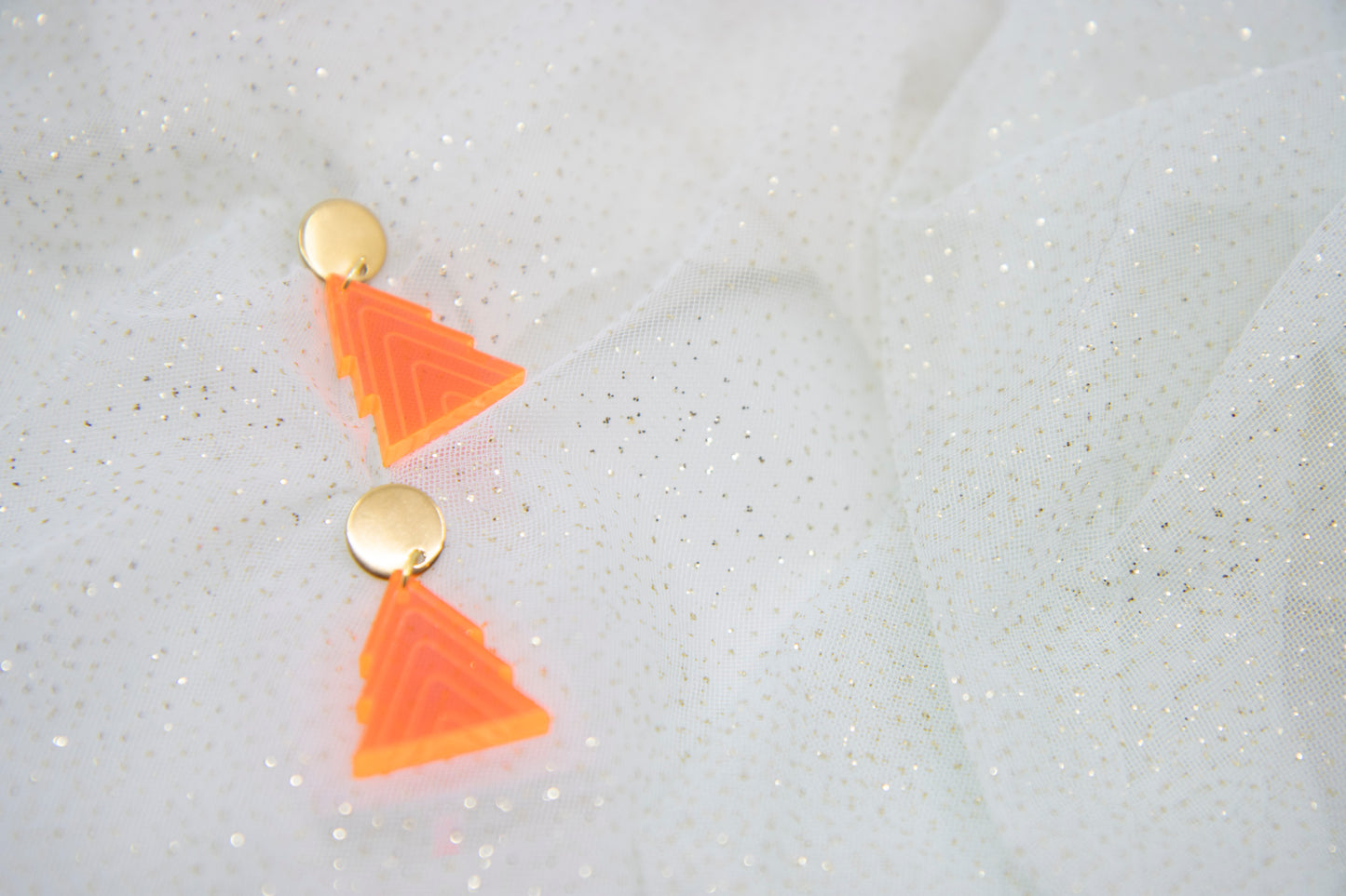 Weihnachtsbaum-Ohrringe aus Acryl – Neon Rot mit Gravur