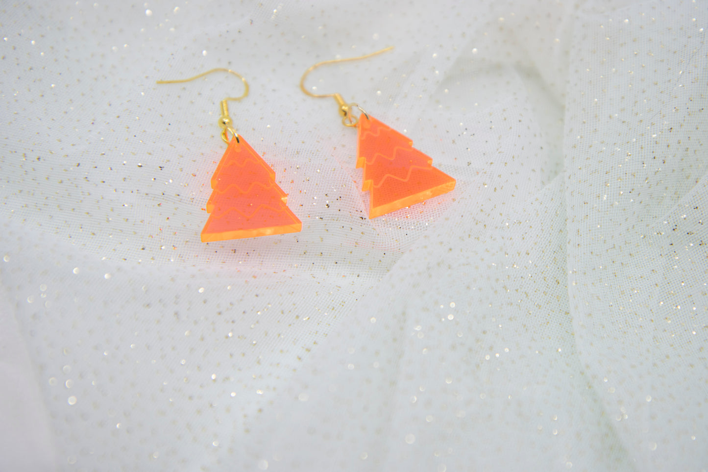 Weihnachtsbaum-Ohrringe aus Acryl – Neon Rot mit Gravur