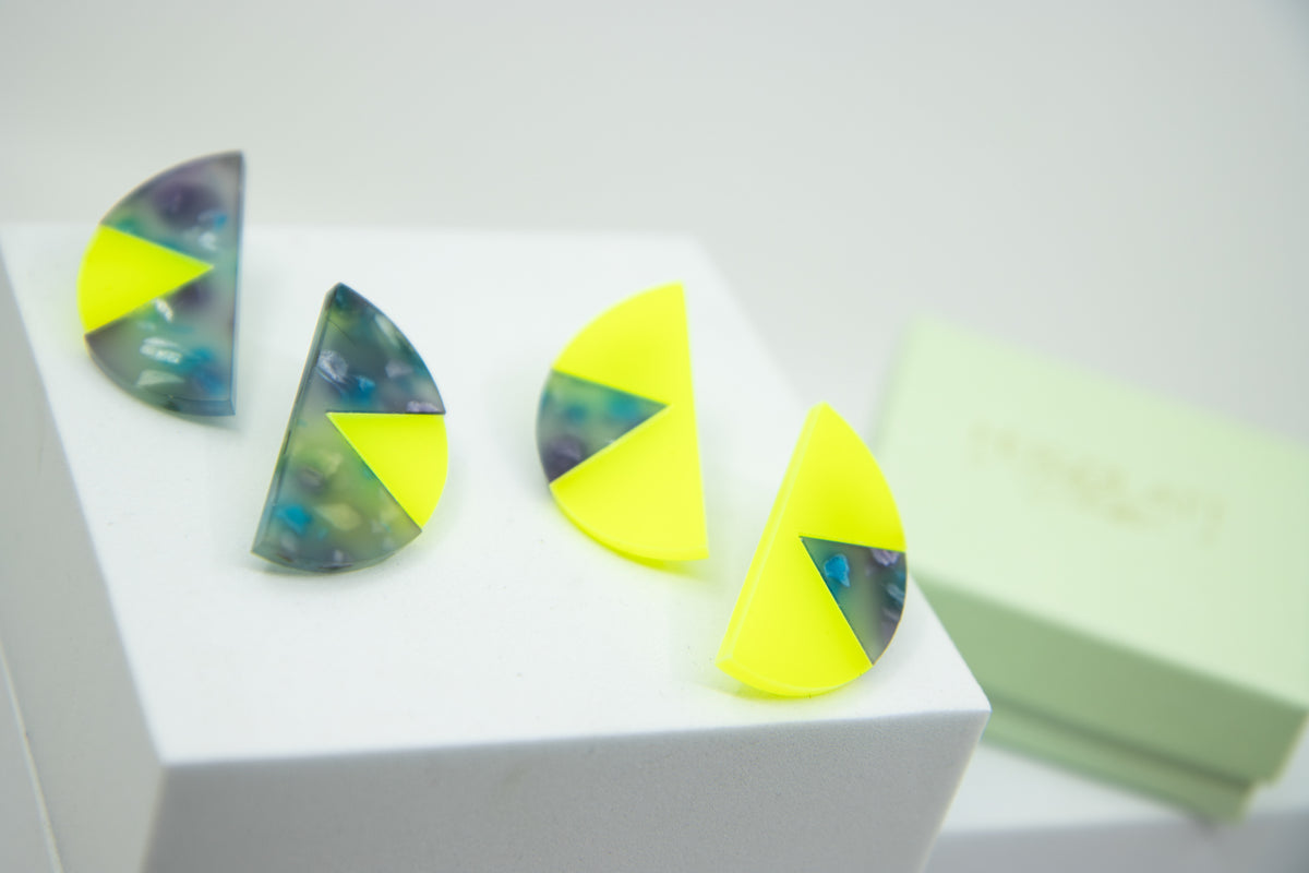 VINA geometrische Neon Statement-Ohrstecker aus Acrylglas