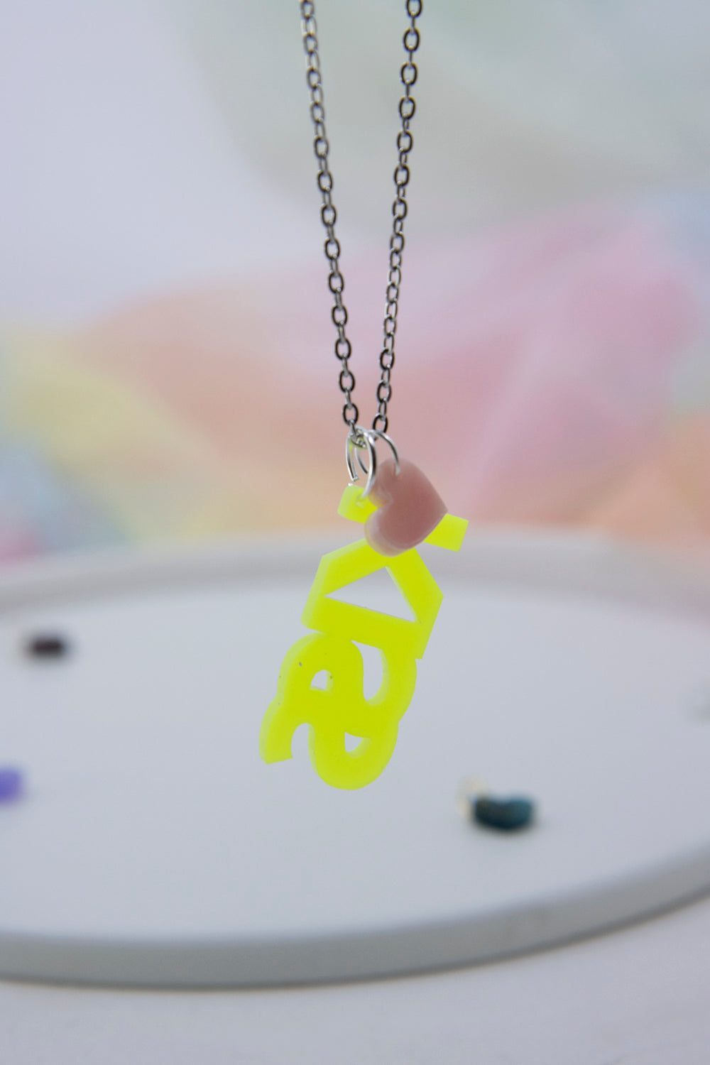 MARMOR Mini Herz Kettenanhänger aus Acrylglas – in Marmoroptik