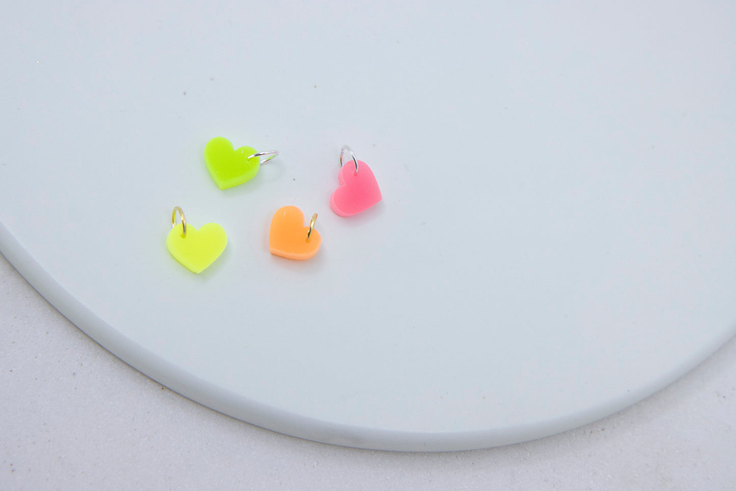 NEON Mini Herz Anhänger aus Acrylglas – Leuchtendes Design
