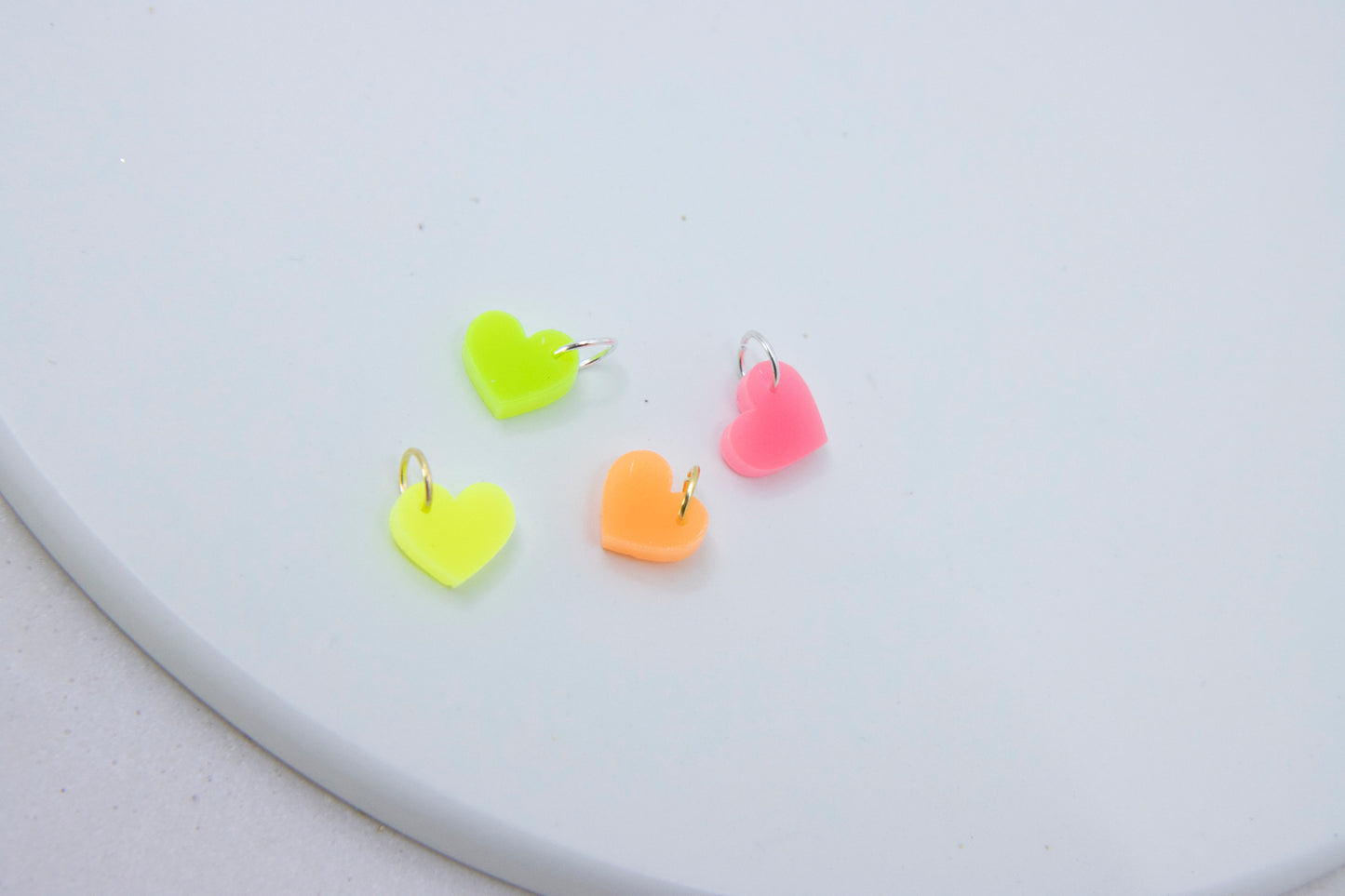 NEON Mini Herz Anhänger aus Acrylglas – Leuchtendes Design