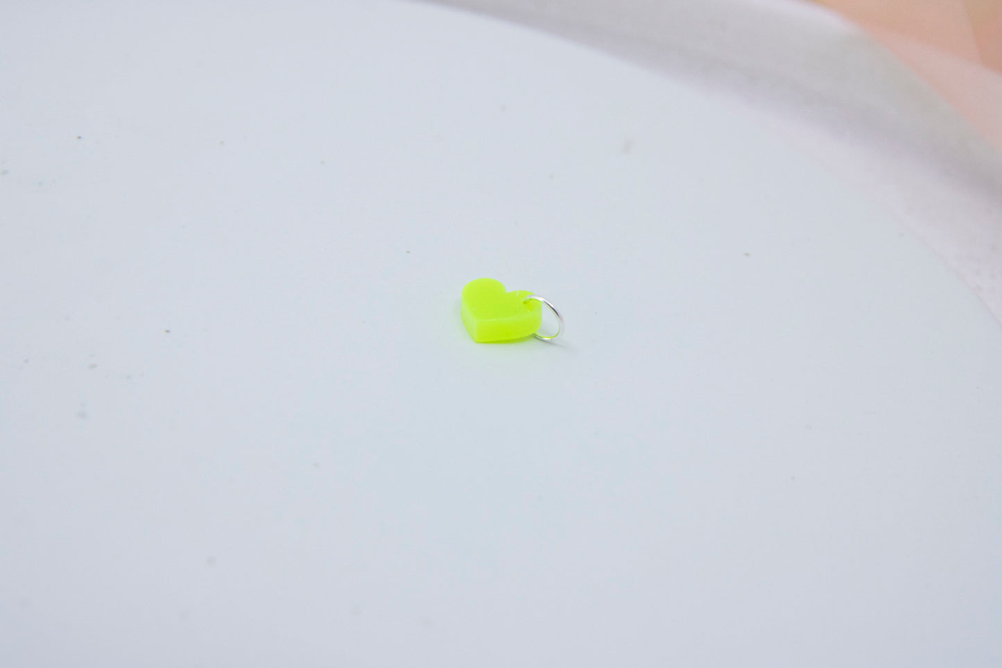 NEON Mini Herz Anhänger aus Acrylglas – Leuchtendes Design