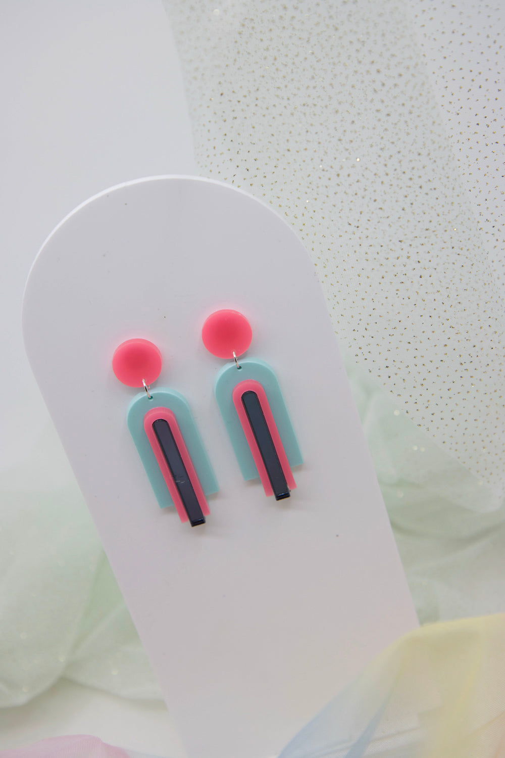 Geometrische statement Ohrstecker "GINA" – im Bogen-Design