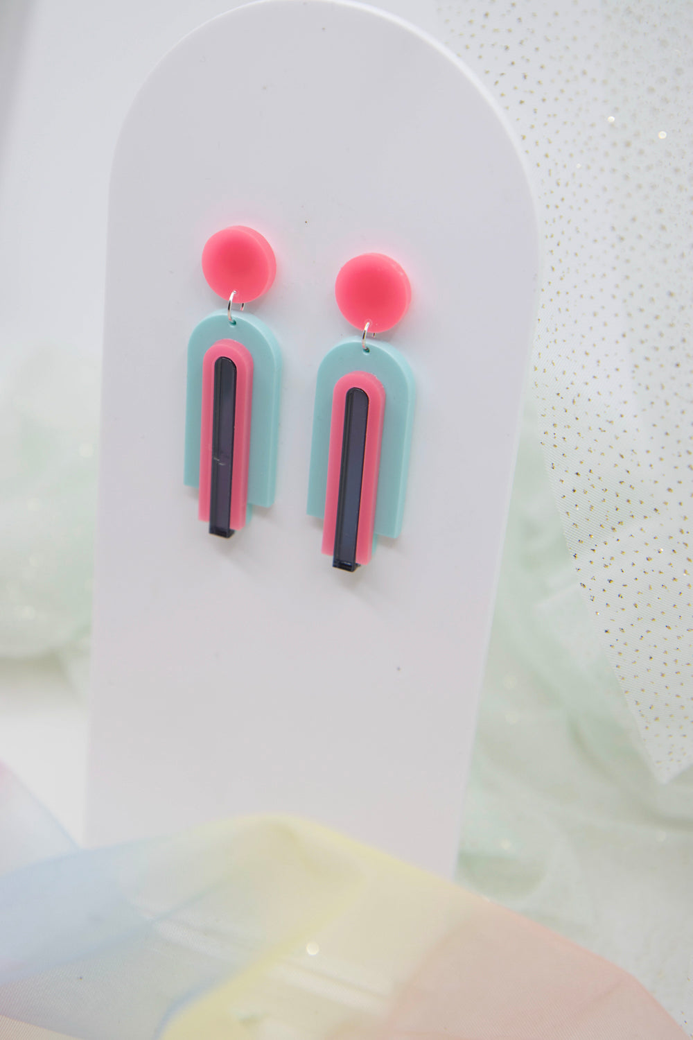 Geometrische statement Ohrstecker "GINA" – im Bogen-Design