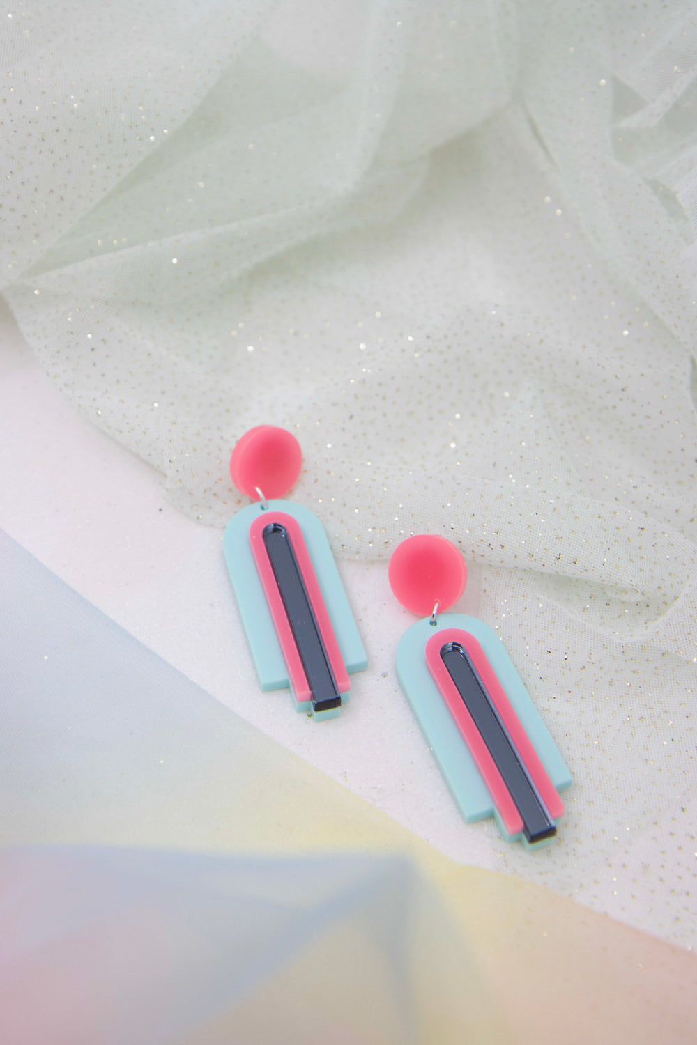 Geometrische statement Ohrstecker "GINA" – im Bogen-Design